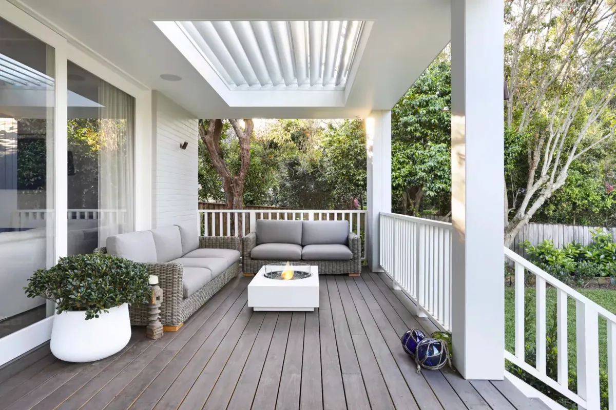 EcoSmart Fire Martini 50 në një verandë druri